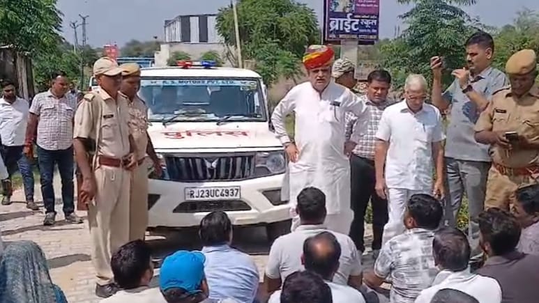 UDH मंत्री झाबर सिंह की गाड़ी रोककर लोगों ने किया प्रदर्शन, पैदल ही जाना पड़ा भाजपा कार्यालय UDH मंत्री झाबर सिंह की गाड़ी रोककर लोगों ने किया प्रदर्शन, पैदल ही जाना पड़ा भाजपा कार्यालय