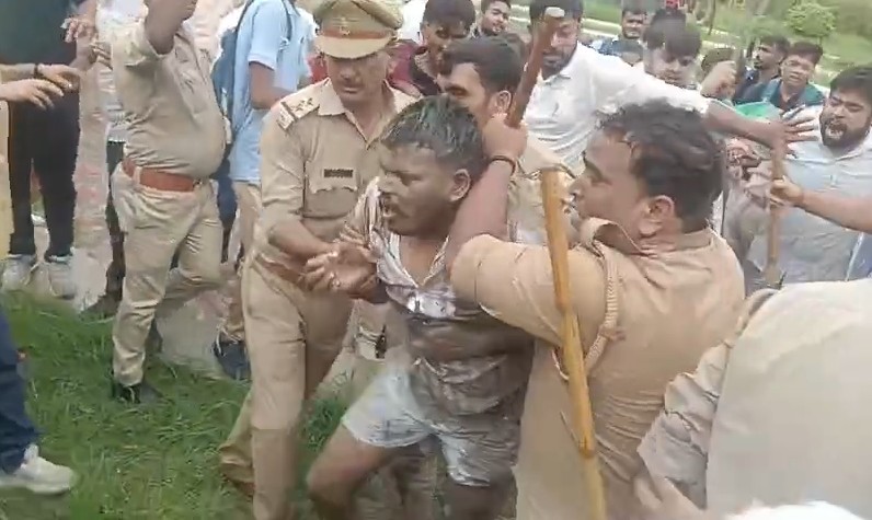 बाराबंकी के रामस्वरूप मेमोरियल यूनिवर्सिटी में छात्रों का बवाल, पुलिस चौकी तोड़ी, पुलिस का लाठीचार्ज