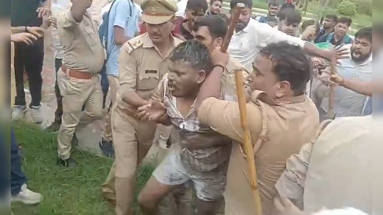 बाराबंकी के रामस्वरूप मेमोरियल यूनिवर्सिटी में छात्रों का बवाल, पुलिस चौकी तोड़ी, पुलिस का लाठीचार्ज