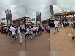 Viral Video : कॉलेजच्या बाहेरच विद्यार्थ्यांचा जोरदार राडा, 2 जणांना 10 जण्यांच्या टोळक्याने घेरलं Viral Video : कॉलेजच्या बाहेरच विद्यार्थ्यांचा जोरदार राडा, 2 जणांना 10 जण्यांच्या टोळक्याने घेरलं