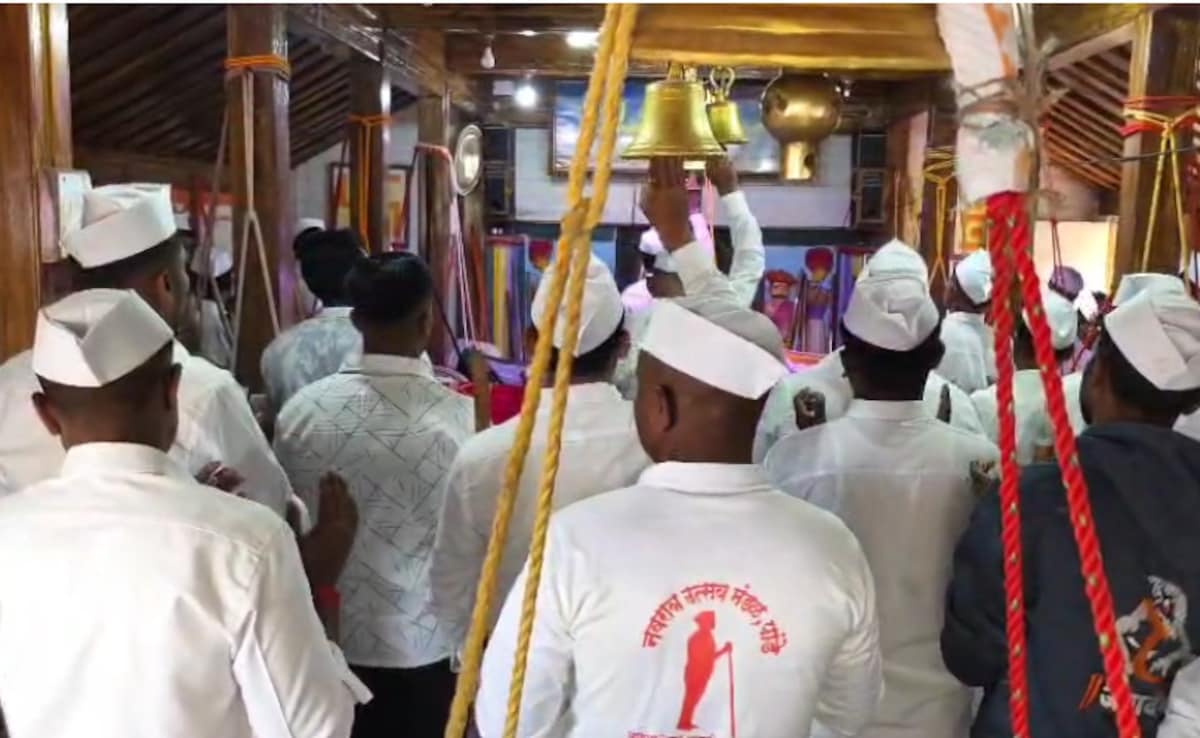 उपासक दिवसभर काळभैरवाची पूजा करतात उपासक दिवसभर काळभैरवाची पूजा करतात