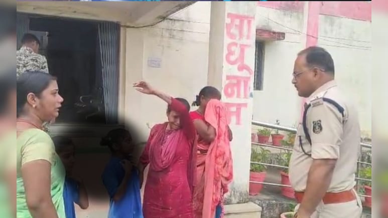 मासूम बच्चों के साथ थाने पहुंची महिलाओं ने पेट्रोल छिड़क की आत्मदाह की कोशिश, मचा हड़कंप, जानें वजह मासूम बच्चों के साथ थाने पहुंची महिलाओं ने पेट्रोल छिड़क की आत्मदाह की कोशिश, मचा हड़कंप, जानें वजह