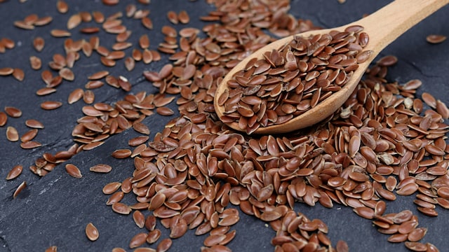 It is safe to consume 1 to 2 tablespoons of ground flaxseed daily