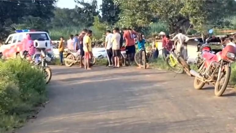 प्रेग्नेंट महिला को अस्पताल ले जा रही जननी 108 पलटी, हादसे में नवजात की मौत, गर्भवती सहित तीन घायल प्रेग्नेंट महिला को अस्पताल ले जा रही जननी 108 पलटी, हादसे में नवजात की मौत, गर्भवती सहित तीन घायल