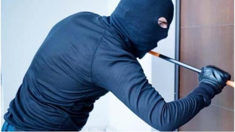 Rajasthan Crime: राजस्थान के सरकारी दफ्तर में चोरी, नकदी के साथ पूरा गल्ला भी ले उड़े चोर, गार्ड को ढूंढ रही पुलिस