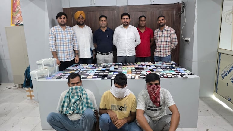दिल्ली: चोरी के मोबाइल भेजे जा रहे थे विदेश, गिरोह का भंडाफोड़, 2 करोड़ से ज्यादा के महंगे फोन बरामद दिल्ली: चोरी के मोबाइल भेजे जा रहे थे विदेश, गिरोह का भंडाफोड़, 2 करोड़ से ज्यादा के महंगे फोन बरामद