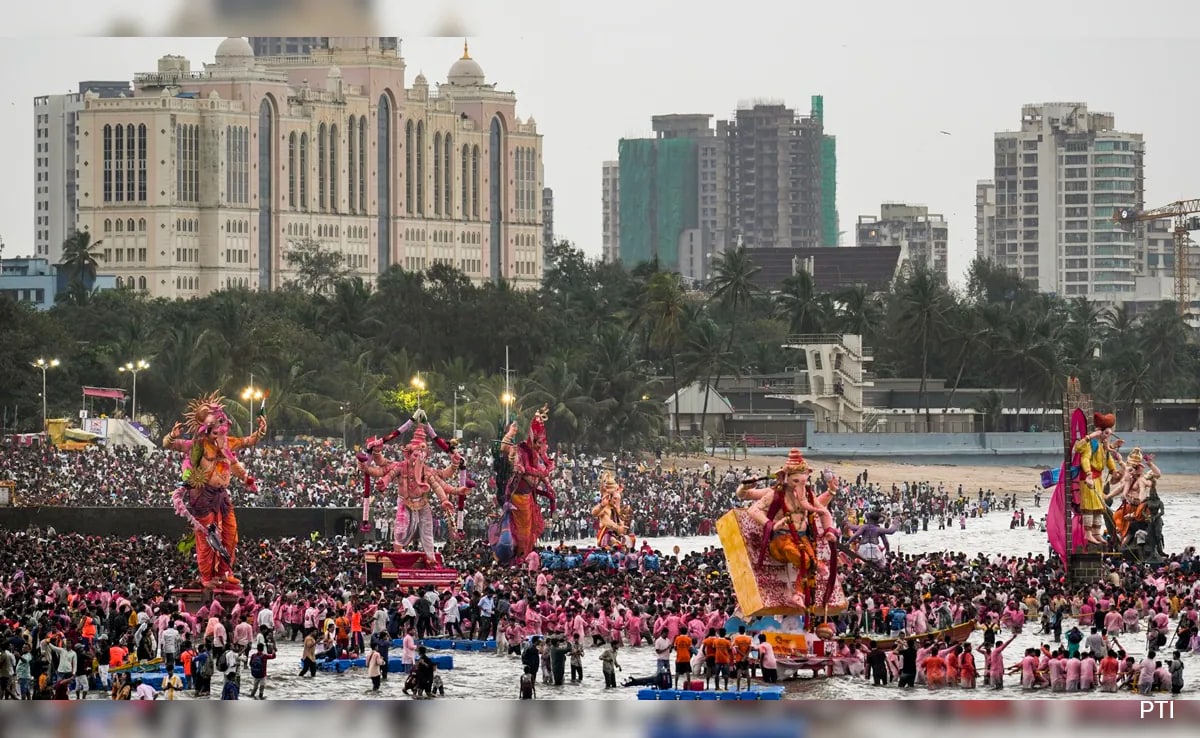 https://c.ndtvimg.com/2025-09/5rrh7ti_ganesh-visarjan_625x300_06_September_25.jpeg