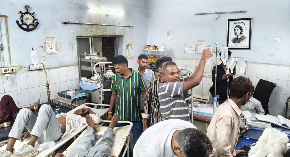 घायलों को प्राथमिक स्वास्थ्य केंद्र ले जाया गया घायलों को प्राथमिक स्वास्थ्य केंद्र ले जाया गया