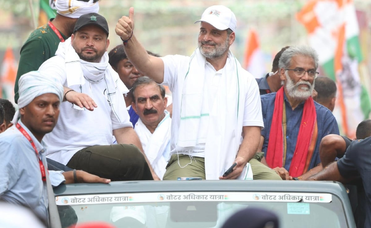 राहुल गांधी, तेजस्वी यादव और दीपांकर भट्टाचार्य ने बिहार करीब 17 दिनों तक वोटर अधिकार यात्रा की. राहुल गांधी, तेजस्वी यादव और दीपांकर भट्टाचार्य ने बिहार करीब 17 दिनों तक वोटर अधिकार यात्रा की.