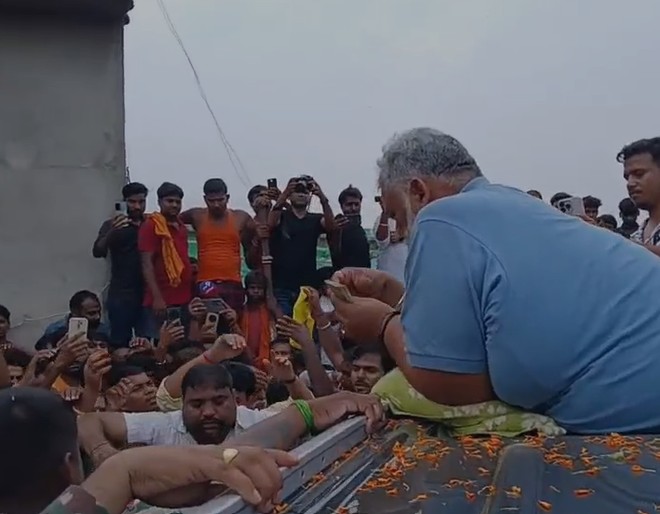 हाथों में नोटों की गड्डियां लेकर बाढ़ पीड़ितों की मदद करने पहुंचे पप्‍पू यादव, नीतीश सरकार पर भड़के
