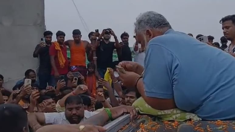 हाथों में नोटों की गड्डियां लेकर बाढ़ पीड़ितों की मदद करने पहुंचे पप्‍पू यादव, नीतीश सरकार पर भड़के