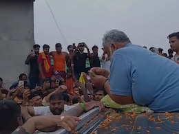 हाथों में नोटों की गड्डियां लेकर बाढ़ पीड़ितों की मदद करने पहुंचे पप्पू यादव, नीतीश सरकार पर भड़के हाथों में नोटों की गड्डियां लेकर बाढ़ पीड़ितों की मदद करने पहुंचे पप्पू यादव, नीतीश सरकार पर भड़के