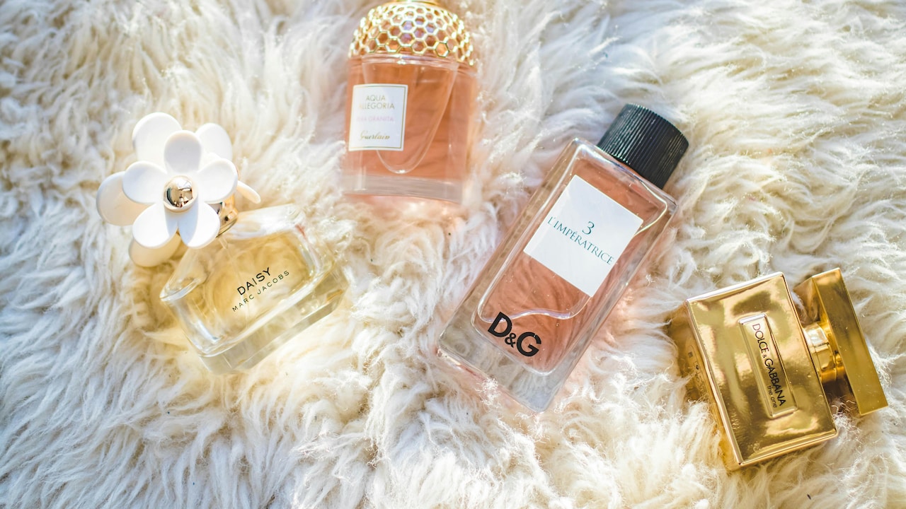Carrying mini perfume helps stay fresh and smelling good in any weather