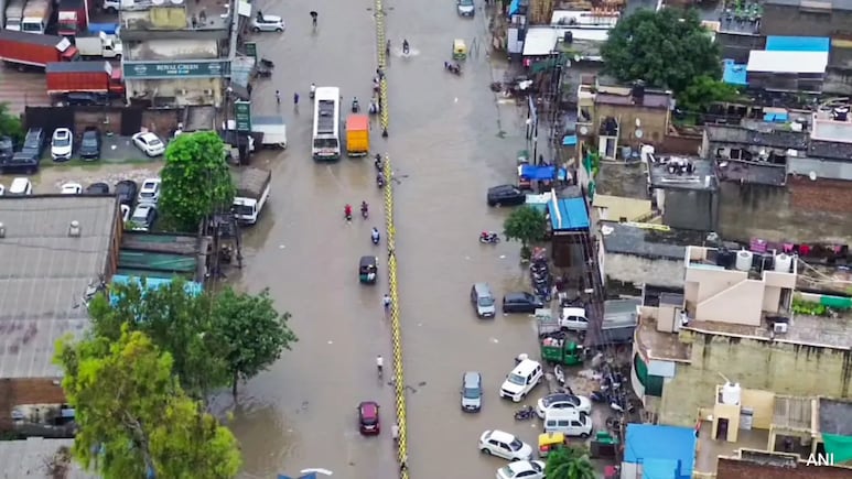 भारी बारिश के बाद एक बार फिर गुरुग्राम की सड़कें बनीं दरिया, लगा जाम