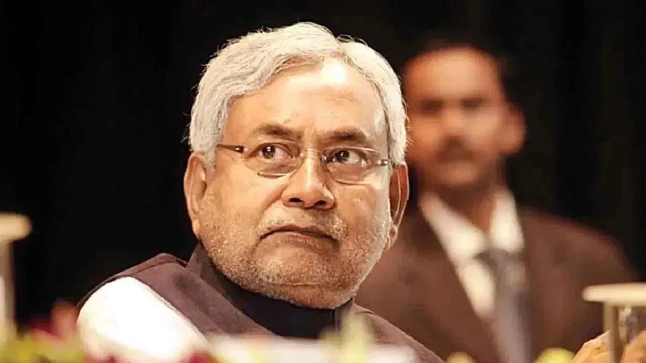 बिहार की मुफ्त योजनाएं 'दोधारी तलवार', जनता खुश, लेकिन बजट पर बढ़ रहा दबाव