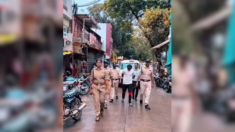 Ujjain: पुलिस के खिलाफ रील बनाने वाले युवक का निकाला जुलूस, पूरे शहर में घुमाया Ujjain: पुलिस के खिलाफ रील बनाने वाले युवक का निकाला जुलूस, पूरे शहर में घुमाया