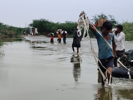 सांचौर में लूनी नदी ने मचाई तबाही, पावटा गांव में 100 से ज्यादा परिवार राशन के लिए टायर ट्यूब पर निर्भर! सांचौर में लूनी नदी ने मचाई तबाही, पावटा गांव में 100 से ज्यादा परिवार राशन के लिए टायर ट्यूब पर निर्भर!