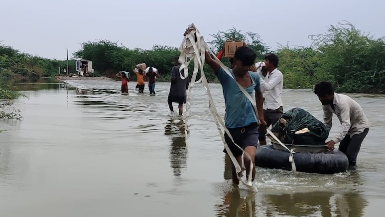 सांचौर में लूनी नदी ने मचाई तबाही, पावटा गांव में 100 से ज्यादा परिवार राशन के लिए टायर ट्यूब पर निर्भर! सांचौर में लूनी नदी ने मचाई तबाही, पावटा गांव में 100 से ज्यादा परिवार राशन के लिए टायर ट्यूब पर निर्भर!
