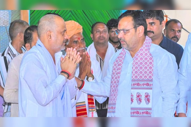 बेटे हेमंत मीणा को ढांढस देते हुए सीएम भजनलाल शर्मा बेटे हेमंत मीणा को ढांढस देते हुए सीएम भजनलाल शर्मा
