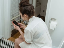 Mobile Use in Toilet: टॉयलेटमध्ये स्मार्टफोन वापराने गंभीर आजाराचा धोका! संशोधनात धक्कादायक माहिती समोर Mobile Use in Toilet: टॉयलेटमध्ये स्मार्टफोन वापराने गंभीर आजाराचा धोका! संशोधनात धक्कादायक माहिती समोर