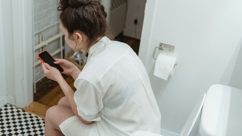 Mobile Use in Toilet: टॉयलेटमध्ये स्मार्टफोन वापराने गंभीर आजाराचा धोका! संशोधनात धक्कादायक माहिती समोर Mobile Use in Toilet: टॉयलेटमध्ये स्मार्टफोन वापराने गंभीर आजाराचा धोका! संशोधनात धक्कादायक माहिती समोर