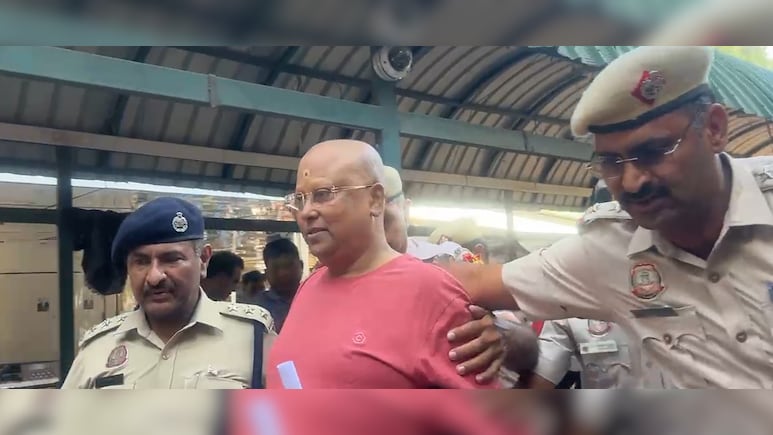 स्वयंभू बाबा चैतन्यानंद को जांच के सिलसिले में उसके संस्थान ले जाया गया स्वयंभू बाबा चैतन्यानंद को जांच के सिलसिले में उसके संस्थान ले जाया गया