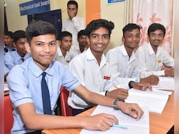 NEET से लेकर JEE तक, दिल्ली के इन छात्रों को मुफ्त में मिलती है कोचिंग
