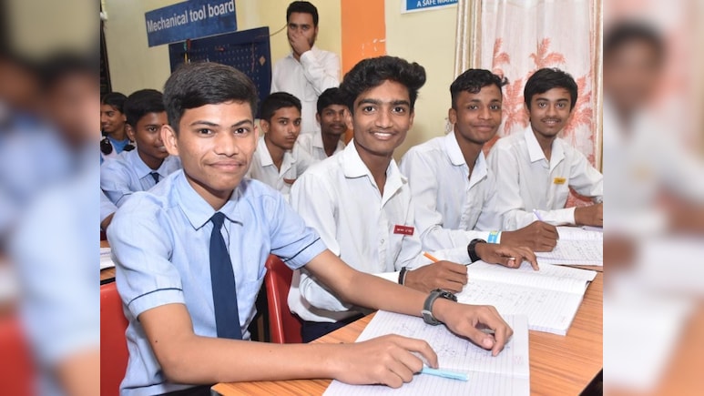 NEET से लेकर JEE तक, दिल्ली के इन छात्रों को मुफ्त में मिलती है कोचिंग