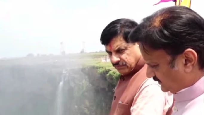 बहुती जलप्रपात का नजारा लेते सीएम मोहन यादव बहुती जलप्रपात का नजारा लेते सीएम मोहन यादव