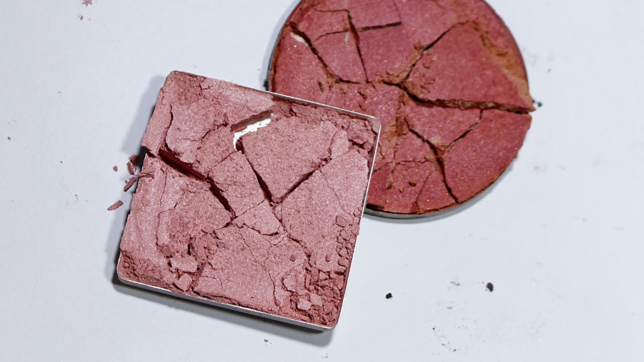 Stop ignoring expiry date on makeup products while buying