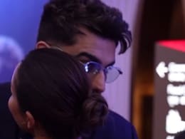 Exes Malaika Arora And Arjun Kapoor Hug In A Rare Union At <i>Homebound</i> Screening Exes Malaika Arora And Arjun Kapoor Hug In A Rare Union At <i>Homebound</i> Screening