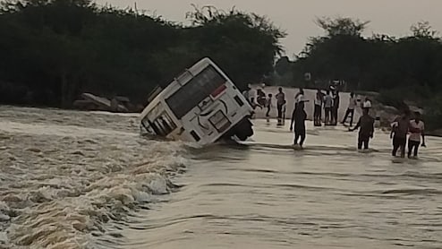 यात्रियों से भरी बस नदी में बह गई, ग्रामीणों ने सूझबूझ से बचाई जान