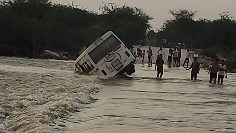 यात्रियों से भरी बस नदी में बह गई, ग्रामीणों ने सूझबूझ से बचाई जान
