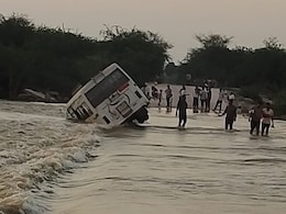 यात्रियों से भरी बस नदी में बह गई, ग्रामीणों ने सूझबूझ से बचाई जान यात्रियों से भरी बस नदी में बह गई, ग्रामीणों ने सूझबूझ से बचाई जान