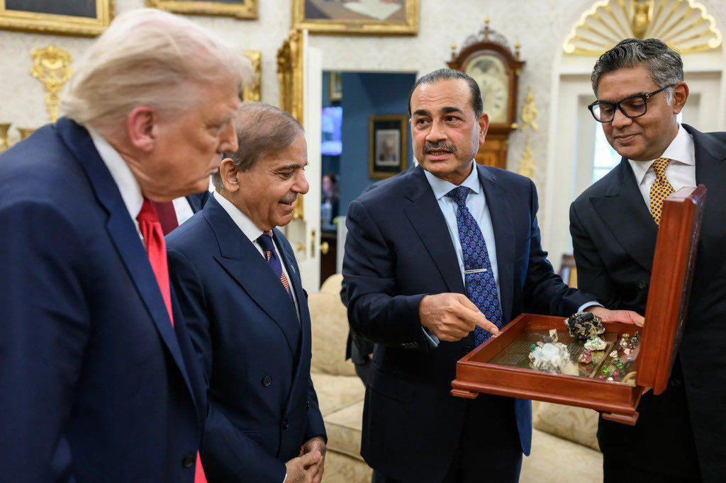 Asim Munir, Pak PM Show Trump Rare Earth Minerals During White House Meet