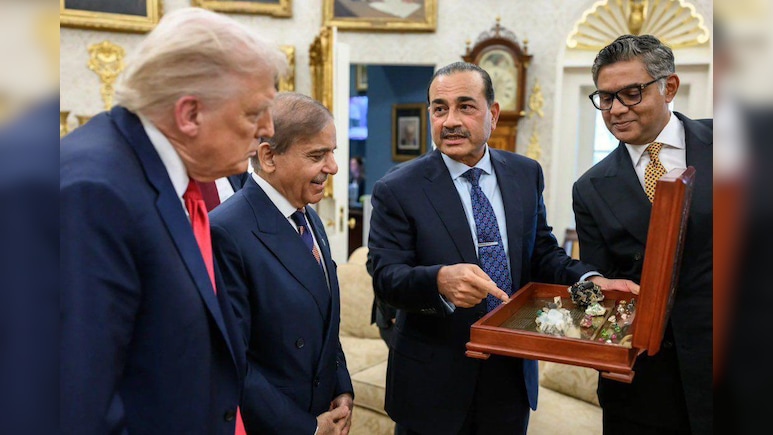 Asim Munir, Pak PM Show Trump Rare Earth Minerals During White House Meet