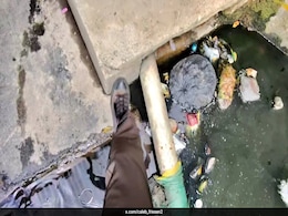 बेंगलुरु के टूटे हुए, कचरे से भरे फुटपाथ का कनाडाई शख्स ने शेयर किया Video, यूजर बोले- यहां से गुजरना जानलेवा! बेंगलुरु के टूटे हुए, कचरे से भरे फुटपाथ का कनाडाई शख्स ने शेयर किया Video, यूजर बोले- यहां से गुजरना जानलेवा!