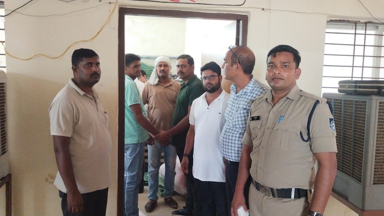 खुलेआम एक लाख रुपये रिश्वत मांग रहे थे नगर परिषद के सीएमओ! 30 हजार लेते रंगे हाथों गिरफ्तार