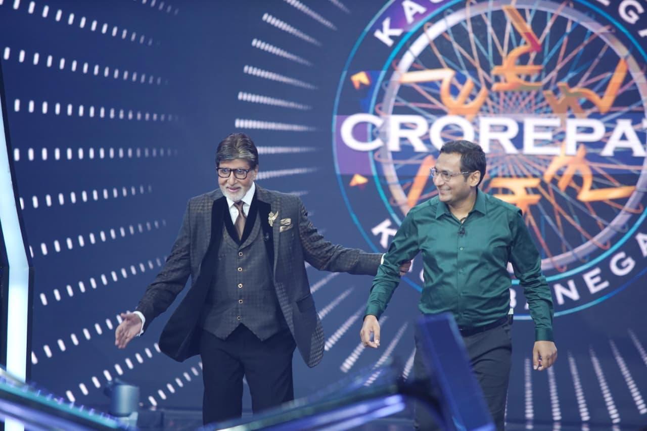 अमिताभ बच्चन क्यों छूने लगे बलिया के IRS आशुतोष पांडे के पैर? KBC 17 में दिखा अद्भुत नजारा