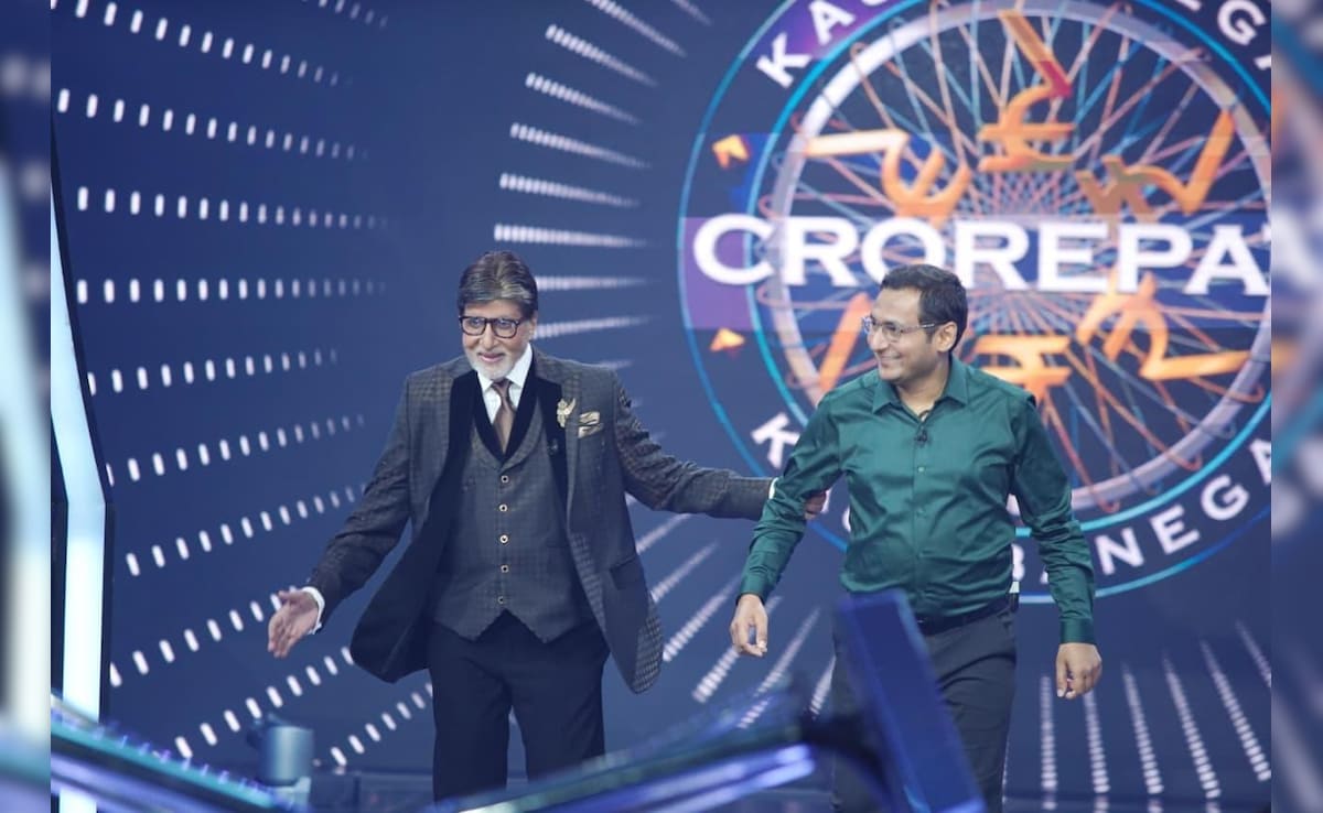 अमिताभ बच्चन क्यों छूने लगे बलिया के IRS आशुतोष पाण्डेय के पैर? KBC 17 में दिखा अद्भुत नजारा