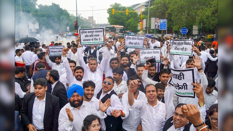दिल्ली एलजी के आदेश के खिलाफ लोअर कोर्ट के वकीलों का 8 सितंबर को 'हल्ला बोल', जानें क्या है मामला