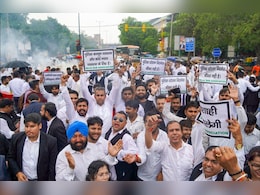 दिल्ली एलजी के आदेश के खिलाफ लोअर कोर्ट के वकीलों का 8 सितंबर को 'हल्ला बोल', जानें क्या है मामला दिल्ली एलजी के आदेश के खिलाफ लोअर कोर्ट के वकीलों का 8 सितंबर को 'हल्ला बोल', जानें क्या है मामला