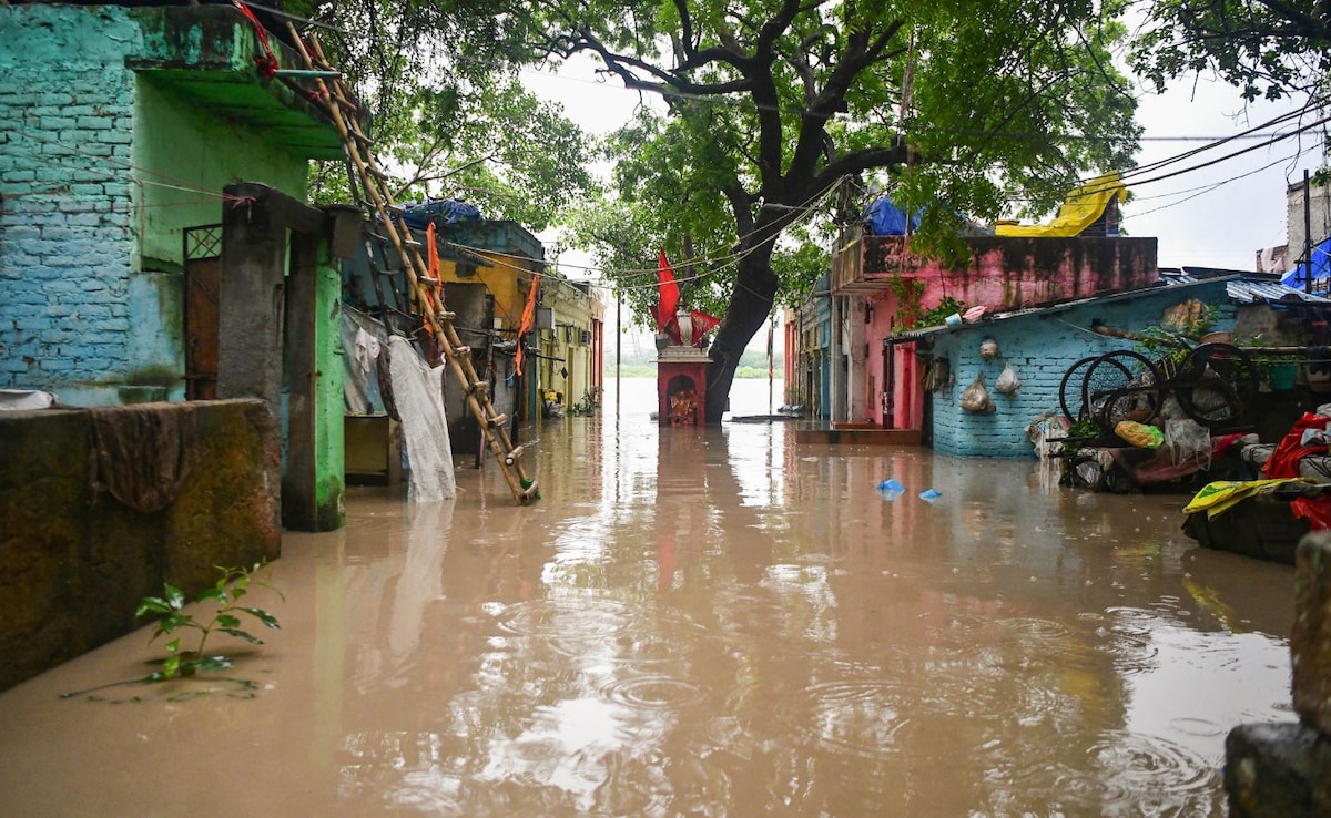 Houses submerge in water as the river Yamuna crosses the danger mark Houses submerge in water as the river Yamuna crosses the danger mark