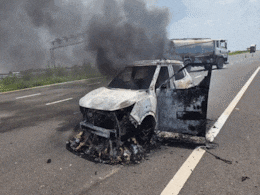 Bundi News: राजस्थान के बूंदी में दिल्ली-मुंबई एक्सप्रेस वे पर चलती कार में भीषण आग, कार जलकर राख Bundi News: राजस्थान के बूंदी में दिल्ली-मुंबई एक्सप्रेस वे पर चलती कार में भीषण आग, कार जलकर राख