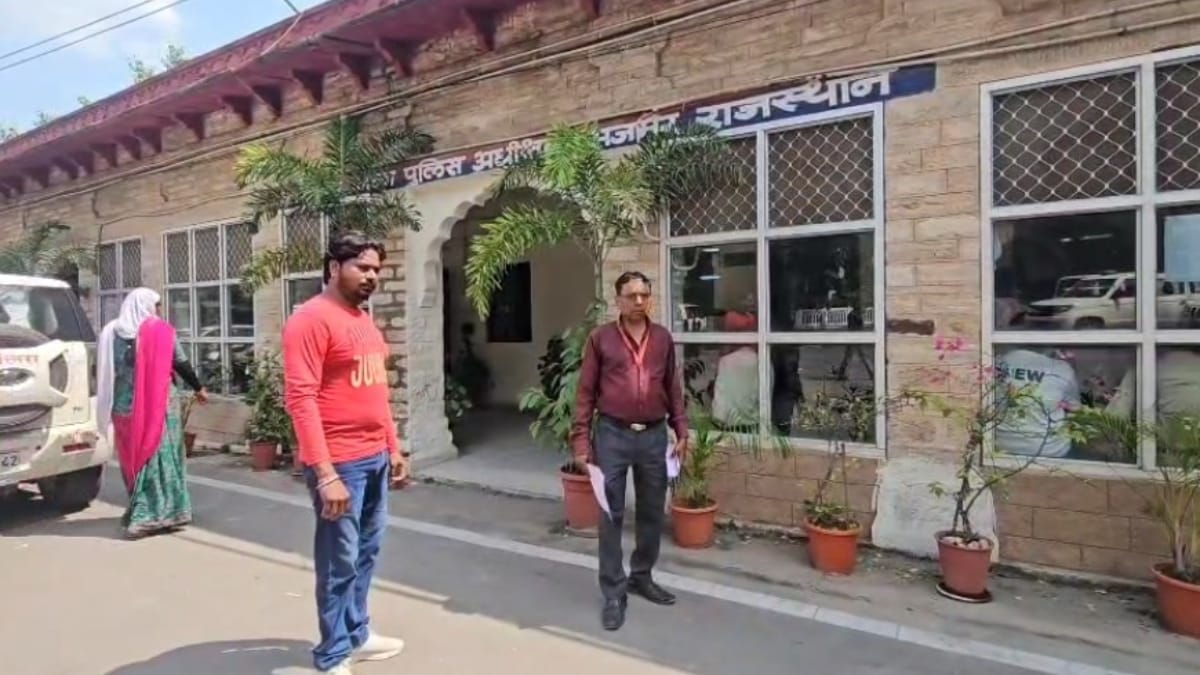 ड्राइवर ने पुलिस अधीक्षक वंदिता राणा के पास शिकायत की है ड्राइवर ने पुलिस अधीक्षक वंदिता राणा के पास शिकायत की है