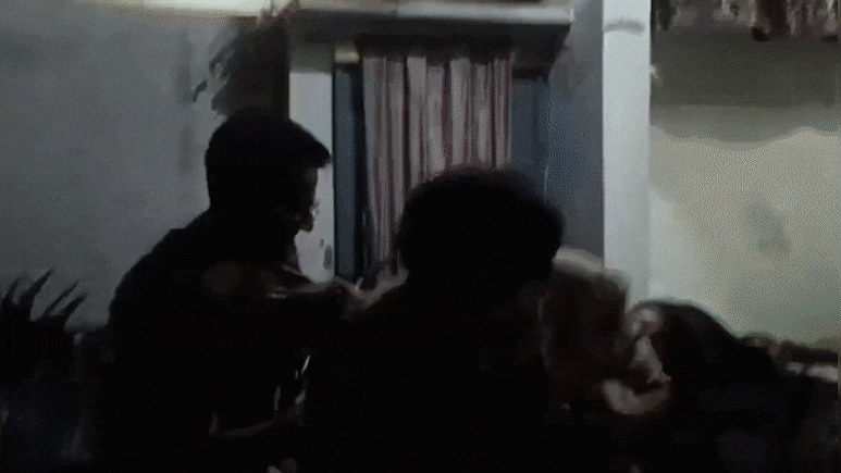 चीखती-चिल्लाती महिलाओं ने फाड़ दी 2 दरोगा की वर्दी ...हापुड़ में दबिश देने पहुंची पुलिस पर अटैक का वीडियो सामने आया