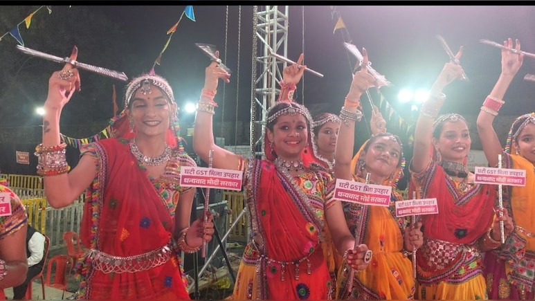 GST Garba: महंगाई कम होने का संदेश गरबा से, वैष्णो देवी की तर्ज पर बनाई गुफा में विराजित हैं माता