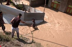 Srinagar Flood Fury: Jhelum Breach Submerges Villages, Residents Risk Lives to Save Belongings Srinagar Flood Fury: Jhelum Breach Submerges Villages, Residents Risk Lives to Save Belongings