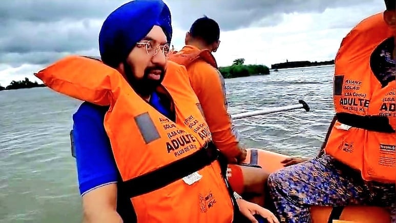 पंजाब बाढ़: किसानों की मदद के लिए सांसद विक्रम साहनी ने दिए 5 करोड़ रुपये