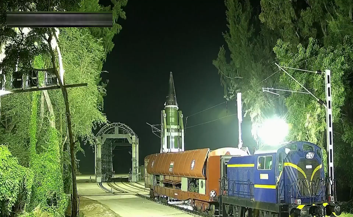 Rail Missile System: पहली बार ट्रेन से अग्नि प्राइम मिसाइल लॉन्च; DRDO ने कैसे किया कमाल, देखिए Video